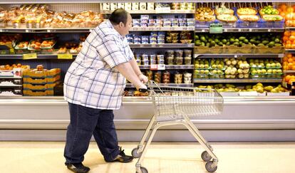 Un hombre en un supermercado.