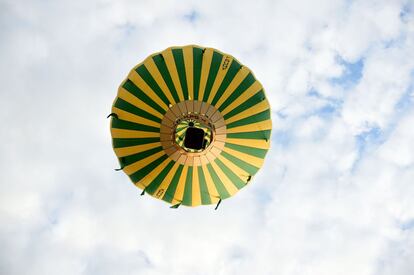 Globo aerostático vuela durante el Campeonato Francés de Globos en Mirebeau (oeste de Francia).