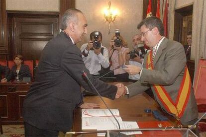 El alcalde Francisco Fernández (derecha) y De Francisco, en la toma de posesión de éste como concejal.