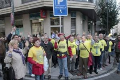 Afectados por las participaciones preferentes y subordinadas protestan en las calles de Vigo a su paso por las pocas oficinas de Novagalicia Banco (NCG). EFE/Archivo