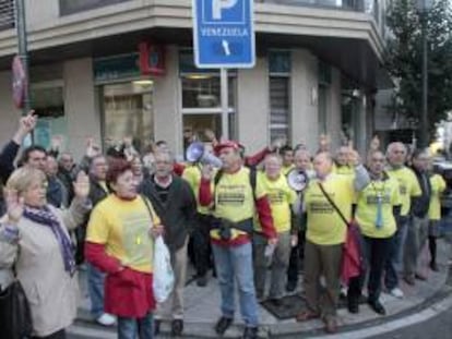 Afectados por las participaciones preferentes y subordinadas protestan en las calles de Vigo a su paso por las pocas oficinas de Novagalicia Banco (NCG). EFE/Archivo