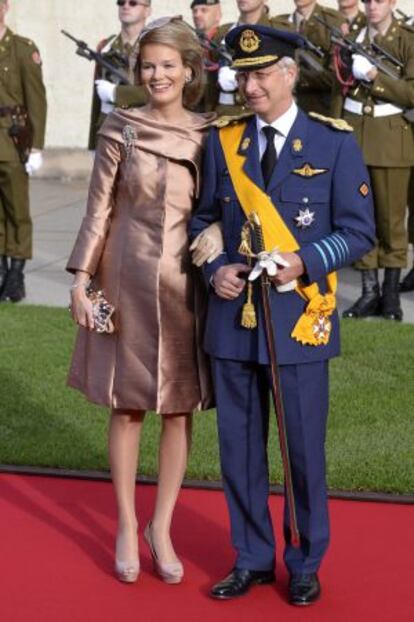 Los príncipes Felipe y Matilde de Bélgica a su llegada a la Catedral Nôtre-Dame para la boda del heredero del Gran Ducado de Luxemburgo.