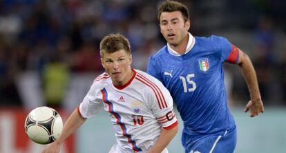 El ruso Arshavin y Barzagli, en el amistoso Rusia-Italia.