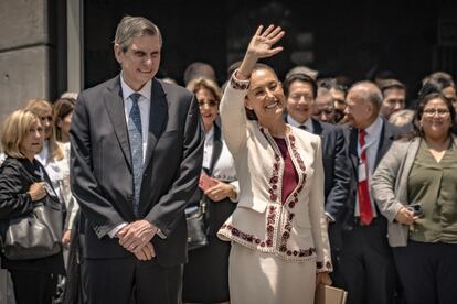 Claudia Sheinbaum saluda a simpatizantes junto a su esposo, Jesús María Tarriba, frente a la sede del Tribunal Federal Electoral, este 15 de agosto.