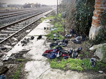 Zapatos abandonados por los inmigrantes en la estación de tren de Orestiada (Grecia).