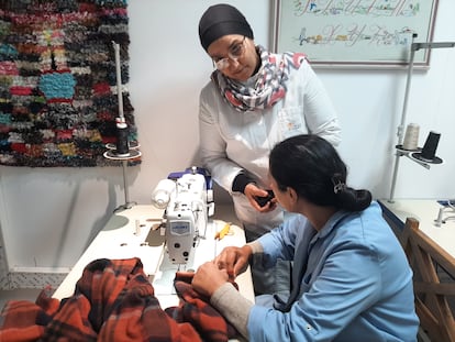 Una monitora habla con una madre soltera en los talleres de formación laboral de INSAF en Casablanca.