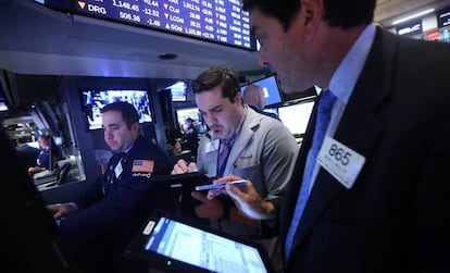 Operadores de bolsa trabajan en la sede de la Bolsa de Valores de Nueva York.