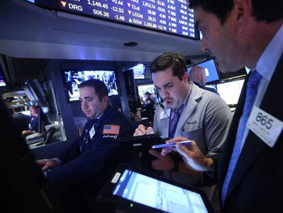 Operadores de bolsa trabajan en la sede de la Bolsa de Valores de Nueva York.