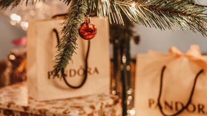 Bolsas de Pandora bajo un árbol de Navidad