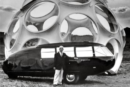 Buckminster Fuller posa junto a su Dymaxion Car y con su cúpula de ojo de mosca en Snow Mass (Colorado) en 1980, que desarrolló en los años treinta.