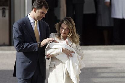 Feliz, pero aún cansada, la Princesa de Asturias ha dicho que la infanta sólo llevará el nombre de Leonor, y ha explicado que ese nombre era el que le gustaba a su padre, Don Felipe.