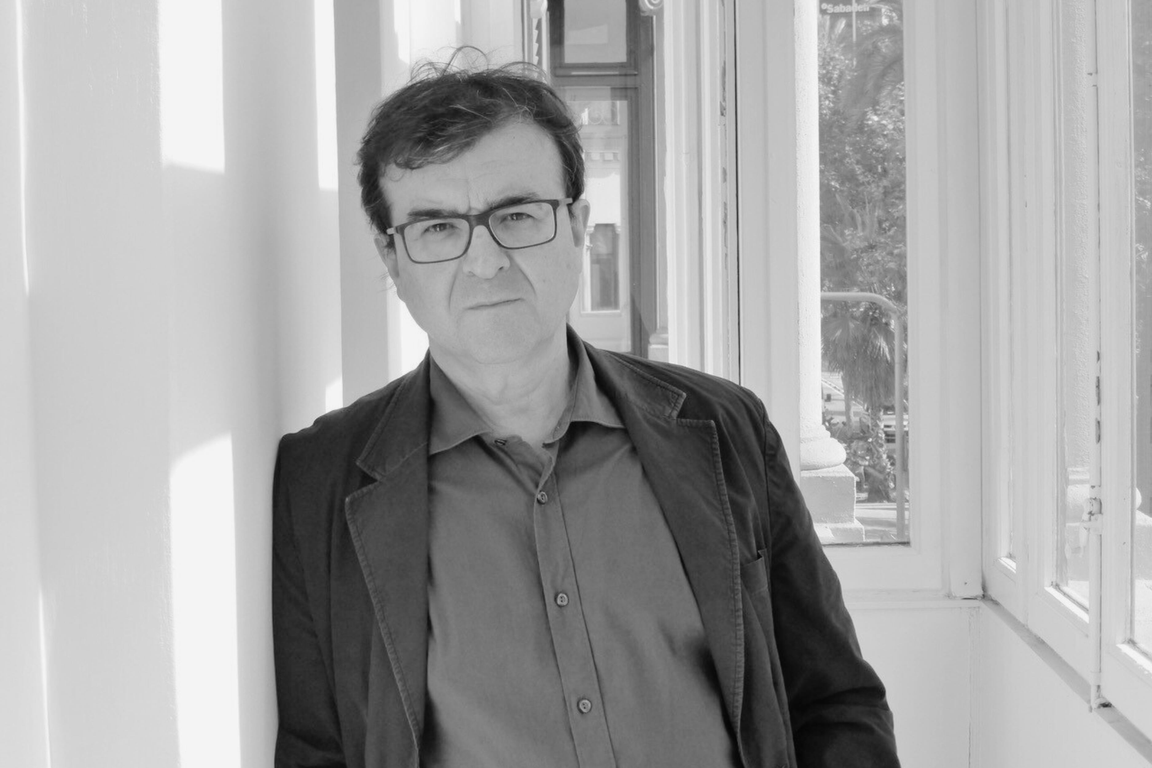 Asiste a un encuentro con Javier Cercas
