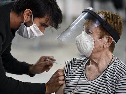 Una mujer recibe una vacuna contra la covid-19 en Buenos Aires, el pasado 15 de abril.