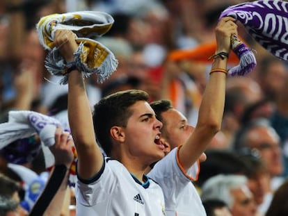 Aficionados del Real Madrid, durante el partido que enfrentó a su equipo con el Manchester City, en semifinales de la Liga de Campeones