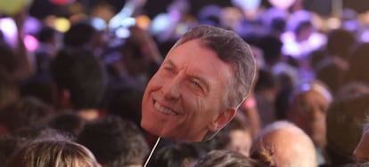 Militantes de Cambiemos festejan la victoria de Mauricio Macri en las elecciones presidenciales en Argentina hoy, domingo 22 de noviembre de 2015, en Buenos Aires (Argentina). 