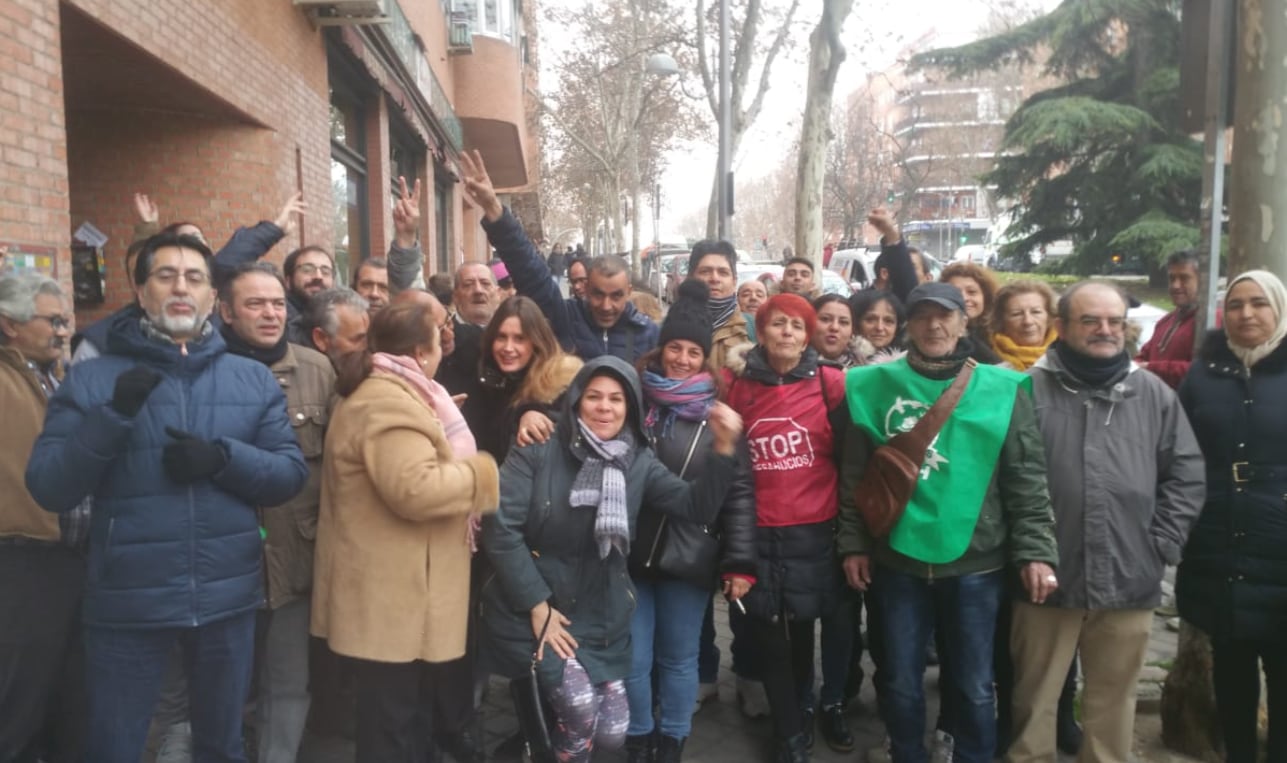 El grupo de activistas de la Plataforma de Afectados de la Vivienda Social de Madrid celebra el 17 de enero de 2019 que el desahucio de Juan José Hernández fue suspendido.