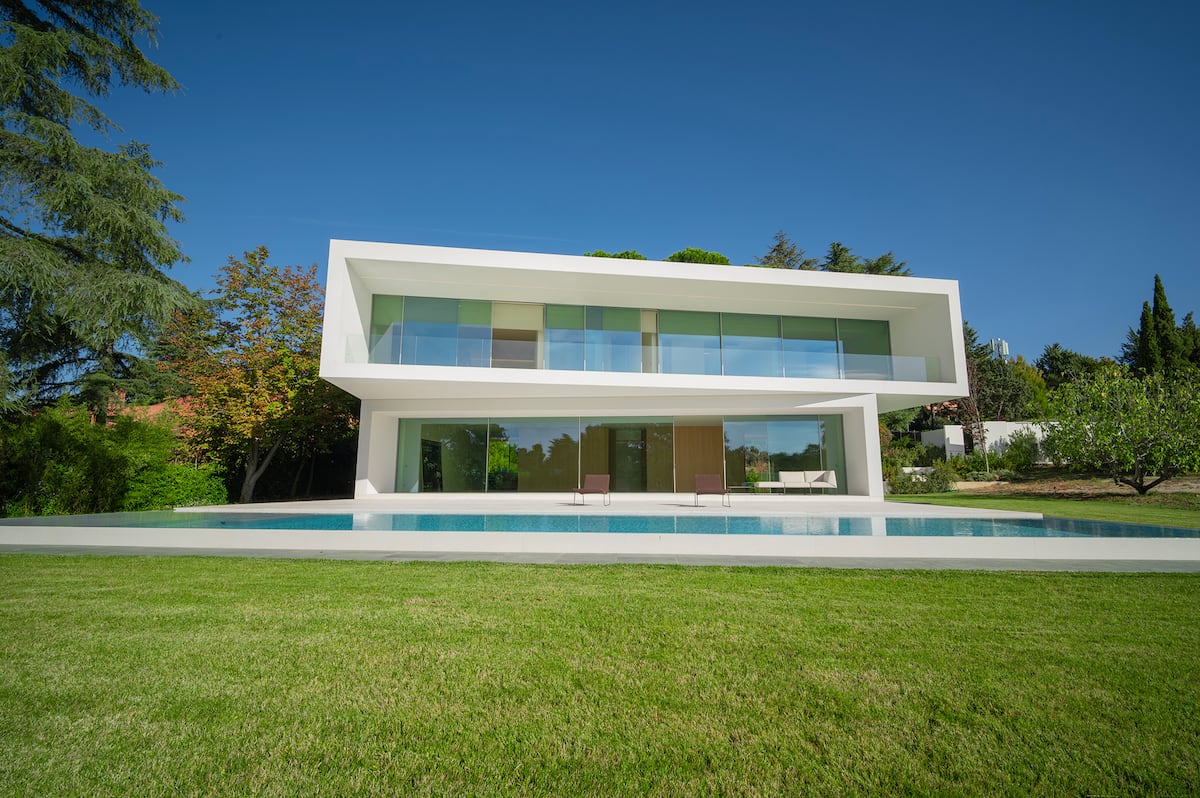 Las tres casas de la semana: sobriedad máxima en La Moraleja por 10,5 millones