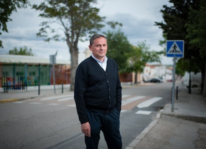 El alcalde de Fuentidueña del Tajo, José Antonio Domínguez, este viernes en la calle de su pueblo que atraviesan centenares de camiones diarios. 
