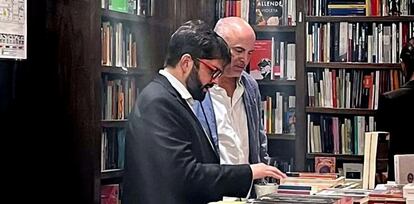 El presidente chileno, Gabriel Boric, en la librería Eterna Cadencia de Buenos Aires