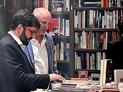 El presidente chileno, Gabriel Boric, en la librería Eterna Cadencia de Buenos Aires.