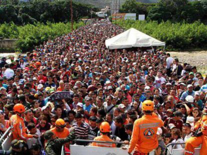 Miles de venezolanos cruzaban la frontera hacia Colombia, en julio del año pasado.
