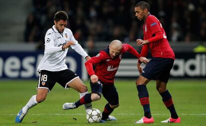 Balmont pugna con el valencianista Víctor Ruiz.