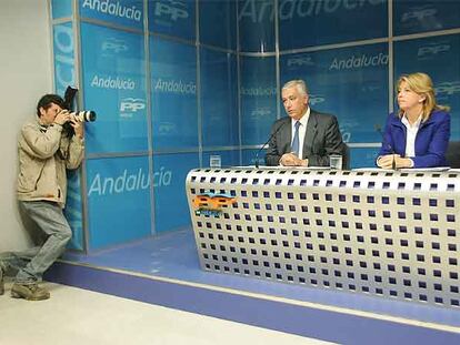 Javier Arenas y Ángeles Muñoz, ayer, en la sede del PP en Sevilla.