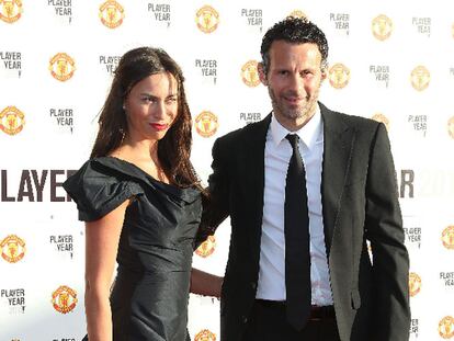 El futbolista Ryan Giggs y su esposa.