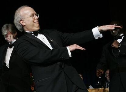 Karl Rove, asesor del presidente George W. Bush, baila un<i> rap</i> en una cena con periodistas en Washington.