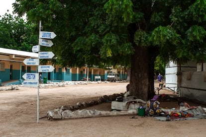 Exterior del hospital de Mora. Un letrero marca la dirección de las distintas áreas de atención primaria y secundaria. El hospital de Mora ofrece servicios de atención primaria y secundaria a niños y a adultos, a cameruneses y a desplazados que han buscado refugio en este país, fundamentalmente nigerianos que llegan por la frontera oeste.