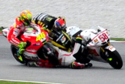 Marco Simoncelli queda atrapado bajo las motos de Valentino Rossi y Colin Edwards en la caída que le costó la vida en Sepang.