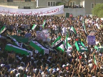 Imagen difundida por la red opositora Shaam News ayer sabado, muestra a sirios portando los ata&uacute;des de varios muertos presuntamente por la represi&oacute;n del r&eacute;gimen en Deraa.
