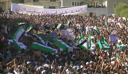 Imagen difundida por la red opositora Shaam News ayer sabado, muestra a sirios portando los ataúdes de varios muertos presuntamente por la represión del régimen en Deraa.