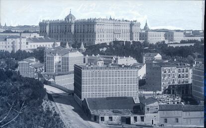 Lateral del palacio Real con la bajada de la calle Irún en primer término en una de las fotos adquiridas por la Fundación Anastasio de Gracia