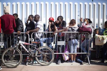 En el templo, el pastor Gustavo Banda da refugio actualmente a 400 migrantes de diferentes nacionalidades. Además de ciudadanos de Haití, hay nicaragüenses, dominicanos, venezolanos, cameruneses, salvadoreños, hondureños y mexicanos de Michoacán y Guerrero.