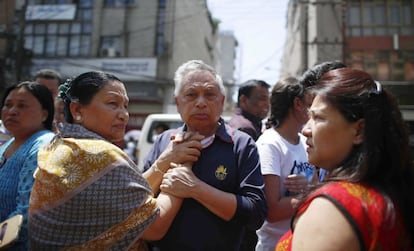 Residents de Sankhu, als afores de Katmandú (Nepal), busquen refugi en un carrer després del fort tremolor, el 12 de maig del 2015.