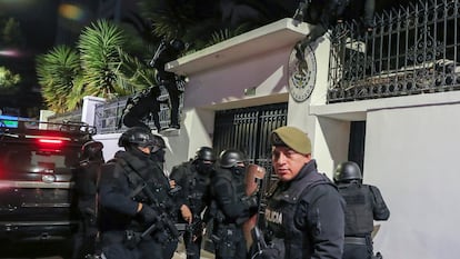 El momento en el que la policía ecuatoriana irrumpe a la Embajada mexicana, este viernes.