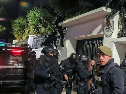 El momento en el que la policía ecuatoriana irrumpe a la Embajada mexicana, este viernes.