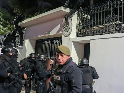La policía de Ecuador irrumpe en la Embajada de México en Quito, este viernes.