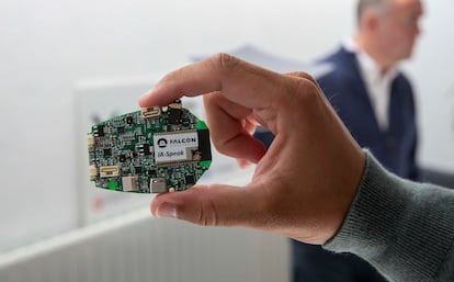 Circuito con inteligencia artificial en el interior del dispositivo.