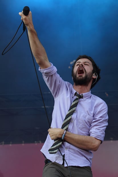  Michael Angelakos, de Passion Pit, en plena actuación.