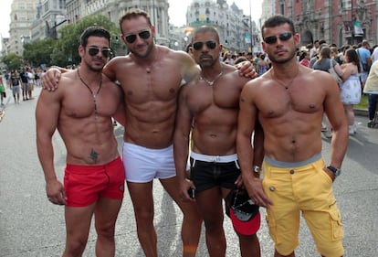 Musculosos participantes del desfile del 'Orgullo 2012'.