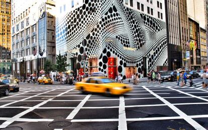 Los puntos de la artista japonesa Yajoi Kusama cubren la tienda de Louis Vuitton en Nueva York.