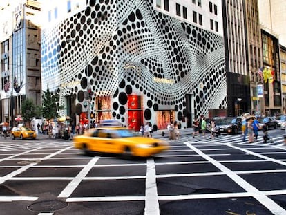 Los puntos de la artista japonesa Yajoi Kusama cubren la tienda de Louis Vuitton en Nueva York.