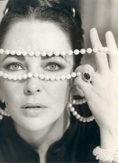 Elizabeth Taylor posa con un collar de perlas y un anillo, evocando su gran amor por las joyas