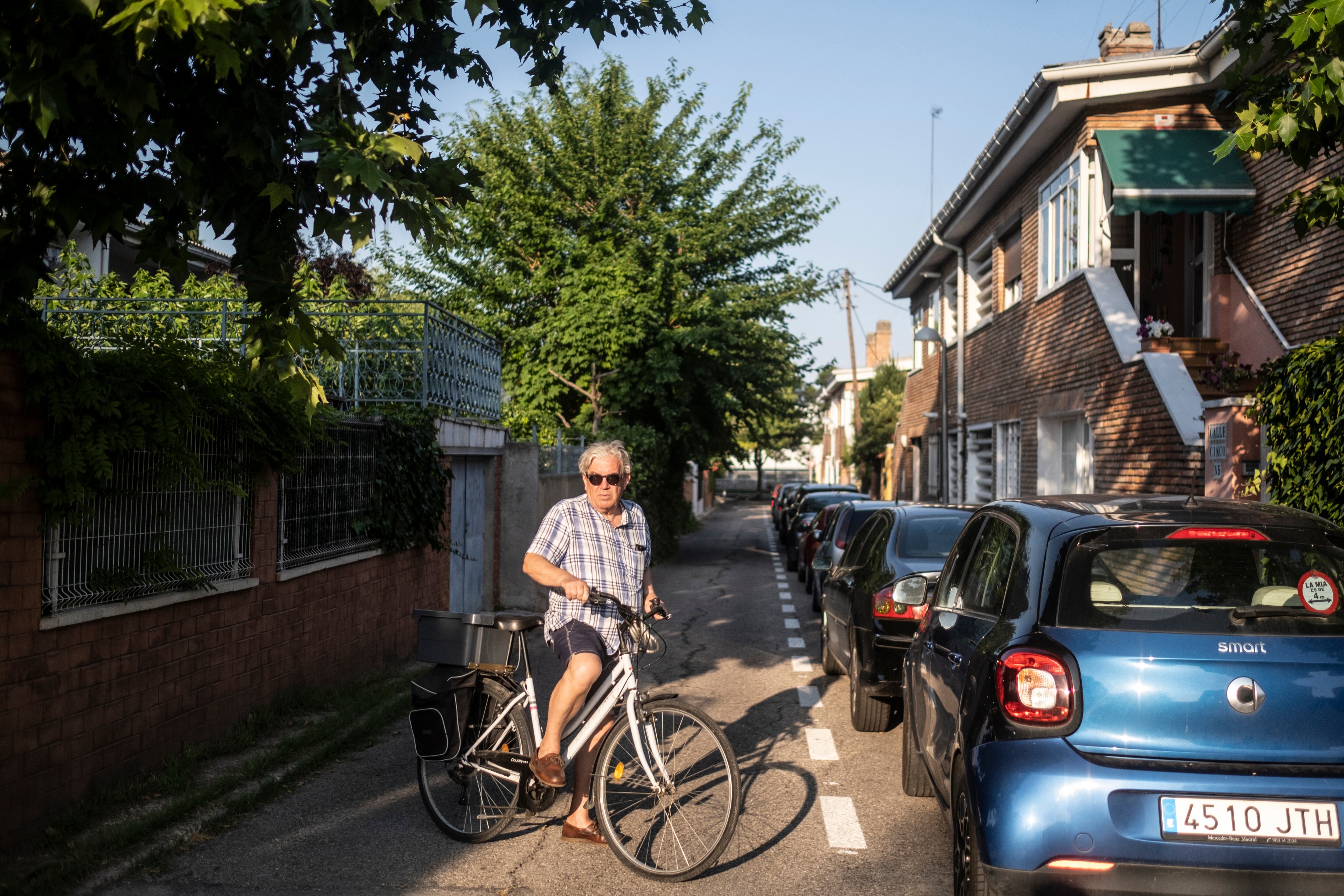 Alejandro, subido a la bicicleta con la que se mueve por la colonia Pegaso.