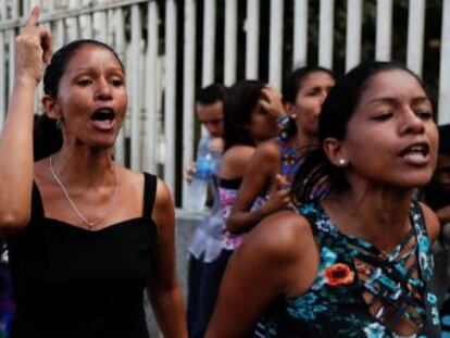 Tras más de 24 horas de revuelta, el Gobierno trasladó a un grupo de detenidos por delitos comunes a otra prisión, mientras los presos políticos continúan su protesta