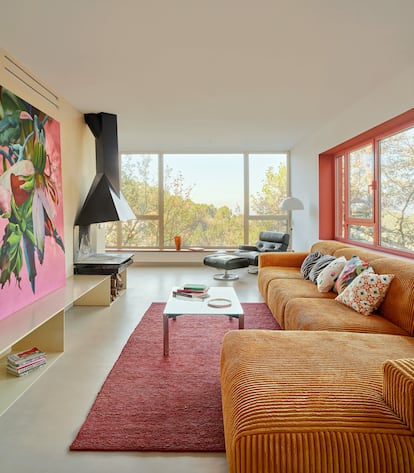 La sala de estar, con magníficas vistas a la sierra que rodea Sant Cugat.