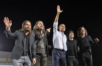 Barack Obama con el grupo mexicano Man&aacute; en Las Vegas. 