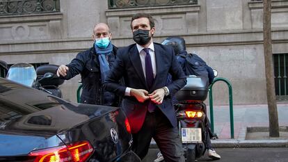 El líder del PP, Pablo Casado, llega a una entrevista en la cadena Cope en Madrid, este viernes.